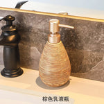 ensemble salle bain moderne tissage texture plateau savon brosse dents gobelet distributeur liquide beige