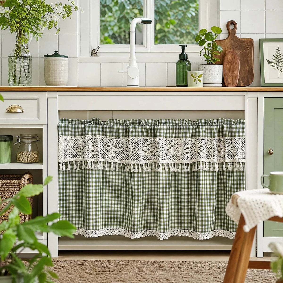rideau vert olive blanc carreaux vintage rustique pompons dentelle fenêtre cuisine decoration interieur opaque
