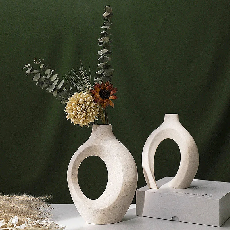 vases decoratifs modernes texturés noir beige fleurs seches bougie sculpturale minimalisteintérieur