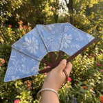 éventail classique pliant bleu clair fleurs blanches tissu lin cuir multifonctionnel intérieur portable