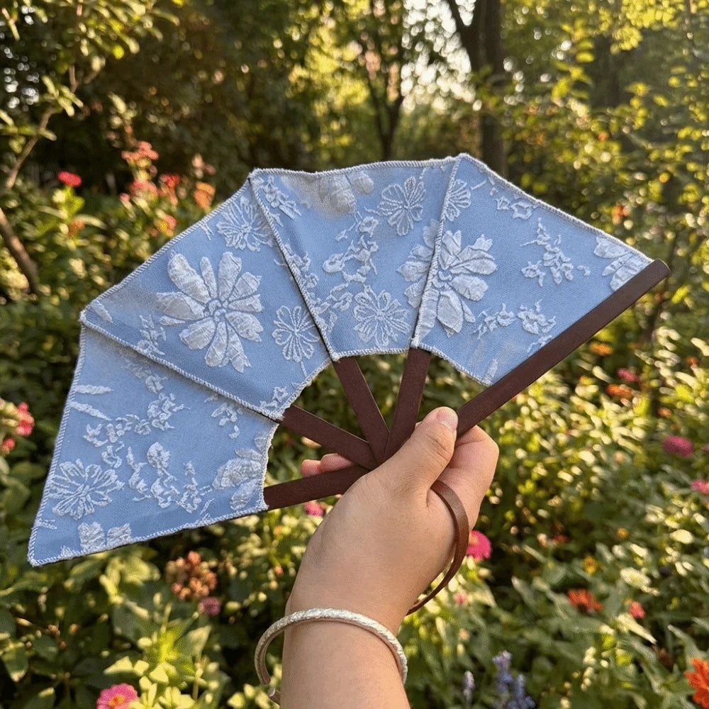 éventail classique pliant bleu clair fleurs blanches tissu lin cuir multifonctionnel intérieur portable