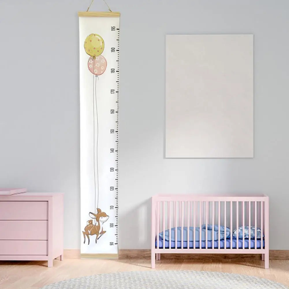 Tableau de croissance mural en bleu royal accroché près d'un lit d'enfant