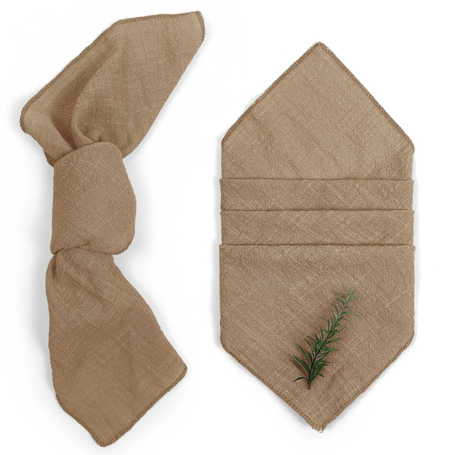 Serviette de table en lin beige avec motif feuille brodé.