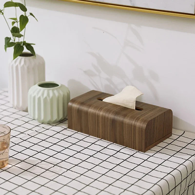 Détail des finitions de la boîte à mouchoirs en bois