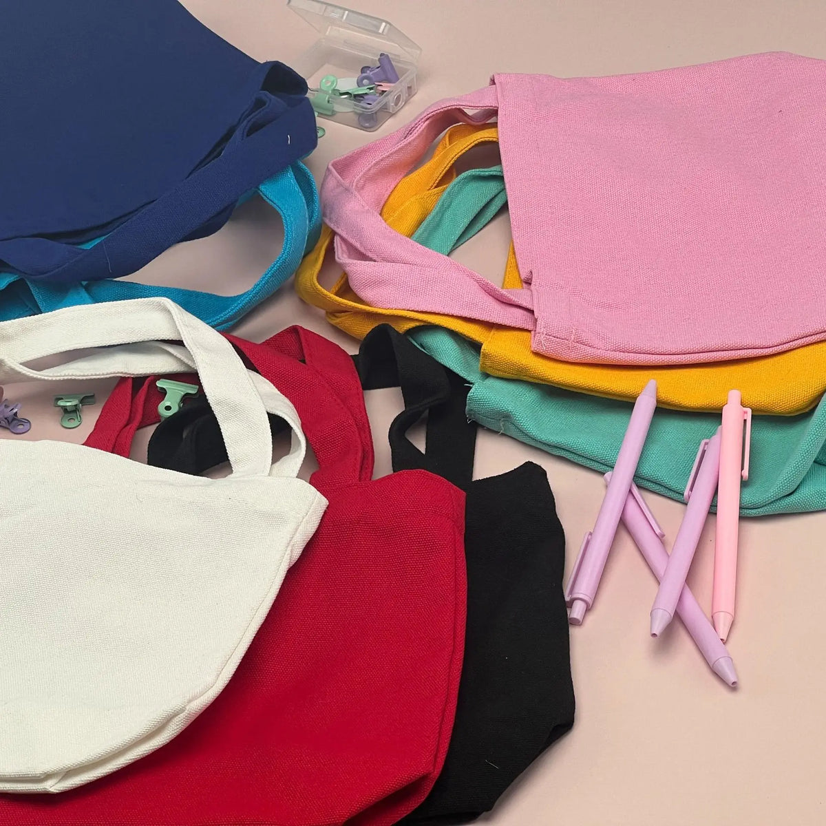 sac main moderne toile coton coloré bleu rose jaune blanc rouge noir poignées unies