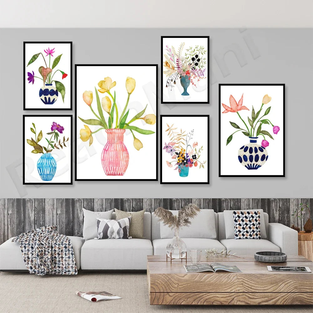 Un ensemble de cinq tableaux aquarelle représentant de magnifiques compositions florales dans des vases aux motifs variés.
