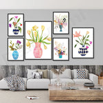 Un ensemble de cinq tableaux aquarelle représentant de magnifiques compositions florales dans des vases aux motifs variés.