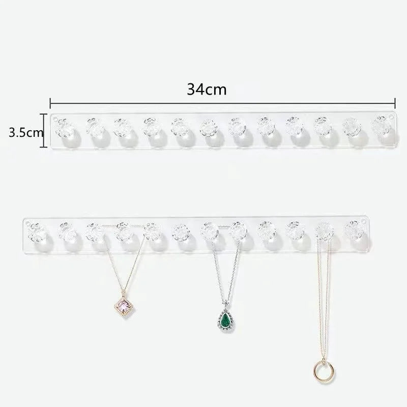 Détail des crochets du porte-bijoux acrylique pour pendentifs