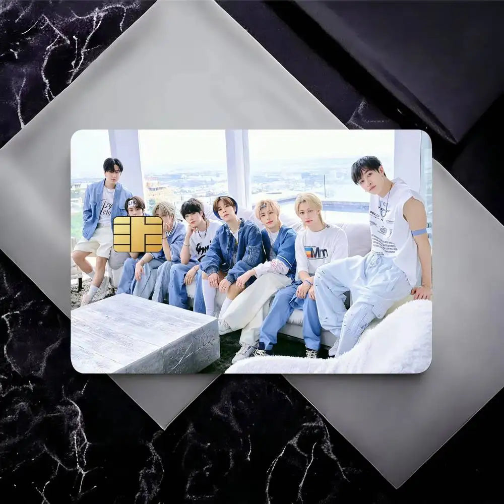 étui carte bancaire kpop strays moderne noir gris blanc personnes costumes formels minimaliste