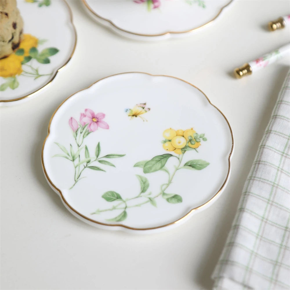 Une assiette de porcelaine blanche ornée de motifs floraux colorés et délicats.