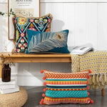 taies d'oreiller boho chic géométriques brodées couleurs vives pompons ethnique decoration intérieure respectueux environnement