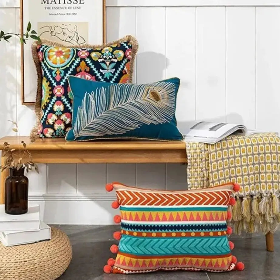 taies d'oreiller boho chic géométriques brodées couleurs vives pompons ethnique decoration intérieure respectueux environnement
