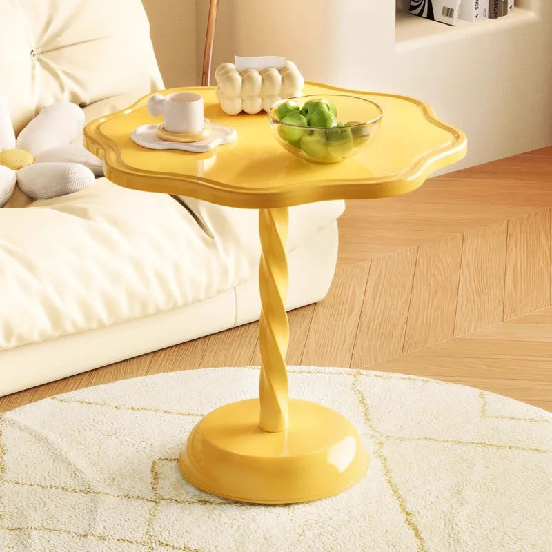table basse moderne blanche ondulée spiralée tasses thé biscuits déco coquillage angel figurine
