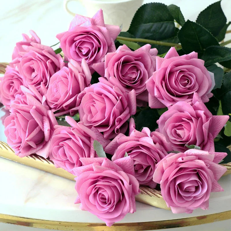 bouquet roses artificielles mariage anniversaire décoration intérieure plateau doré vase transparent feuilles vertes classique