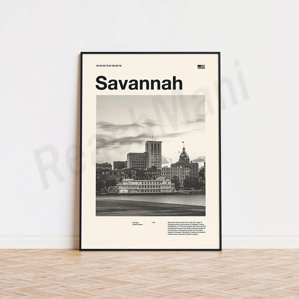 L'image montre une affiche promotionnelle de la ville de Savannah, avec une vue d'ensemble de la ville et de ses principaux bâtiments historiques, tels que le dôme du Capitole de l'État de Géorgie, en noir et blanc.