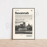 L'image montre une affiche promotionnelle de la ville de Savannah, avec une vue d'ensemble de la ville et de ses principaux bâtiments historiques, tels que le dôme du Capitole de l'État de Géorgie, en noir et blanc.