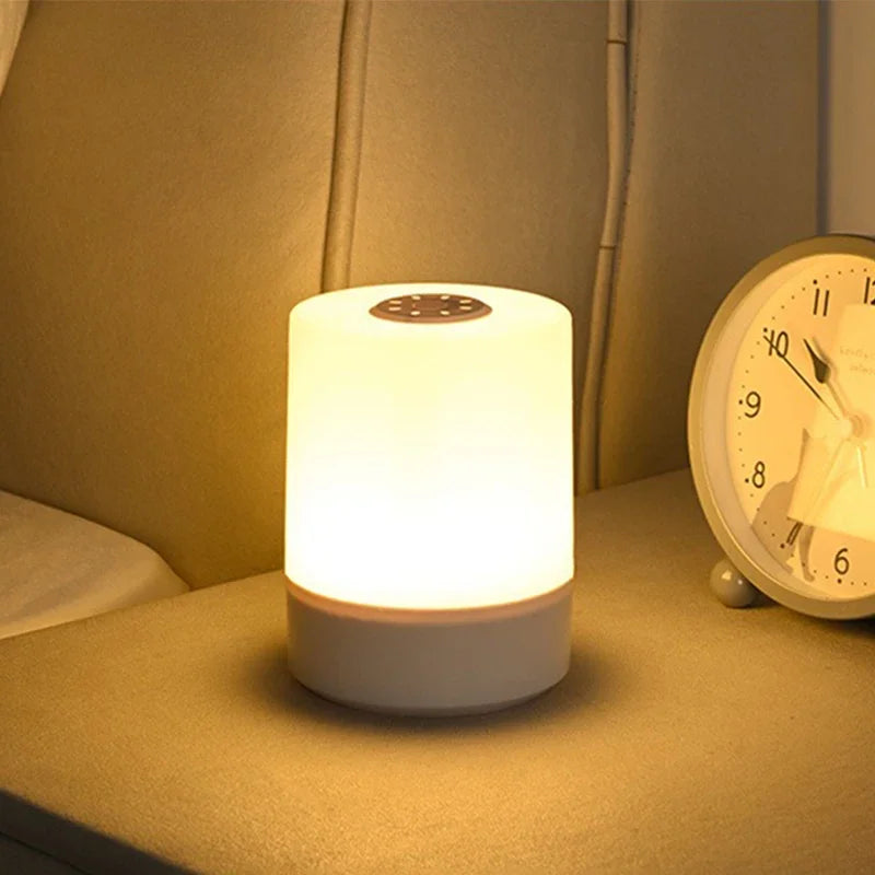 veilleuse tactile led rechargeable table chevet lumière jaune or table rond bois clair