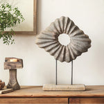 Sculpture bois rustique artisanale gris clair rayures horizontales tringles métalliques vintage entrée decoration