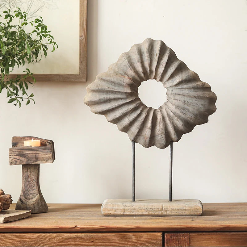 Sculpture bois rustique artisanale gris clair rayures horizontales tringles métalliques vintage entrée decoration