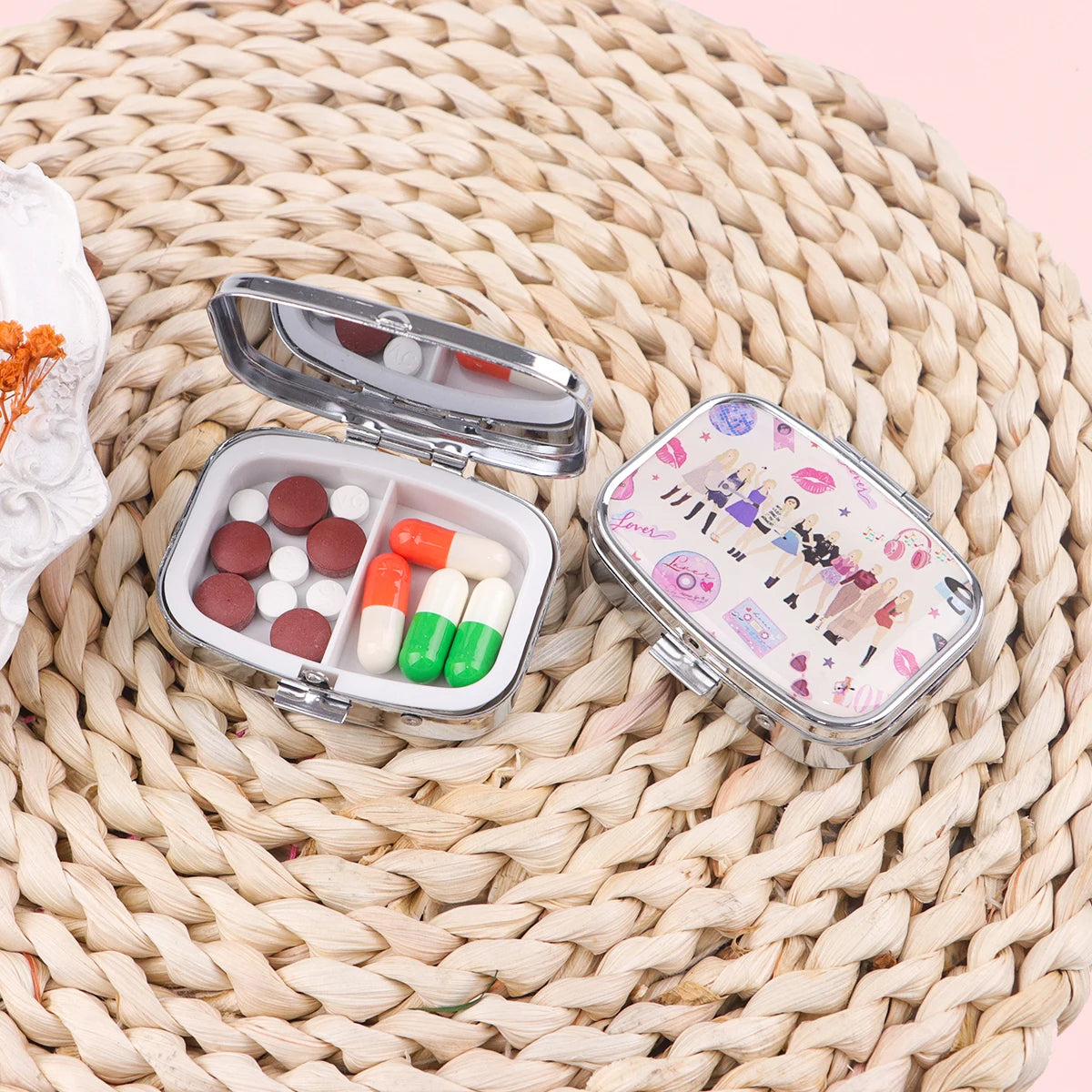 boîte pilules moderne fleuries multicolores portable organisateur blanc motifs graphiques