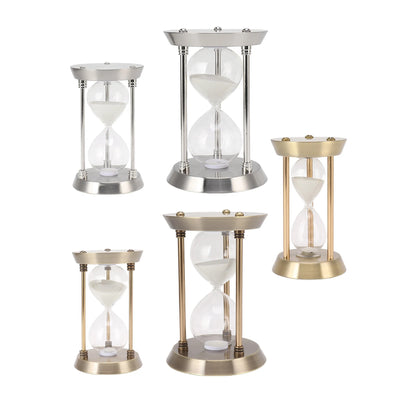 Sablier décoratif vintage en métal couleur or avec sable brillant sur table en bois