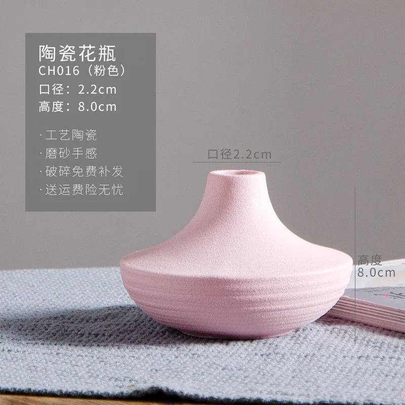 Vase en céramique rose pâle de forme simple et épurée, mesurant 8 cm de haut et 2,2 cm de large.