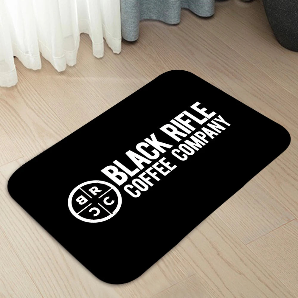 tapis moderne noir blanc rouge logo black rifle coffee fusil motifs floraux antidérapant polyester
