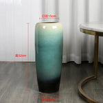 Vase décoratif cylindrique en céramique émaillée vert dégradé de 52 cm de hauteur avec un diamètre de 15 cm.