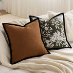 housse coussin carrée motif floral beige marron noir pompons moderne décoration maison