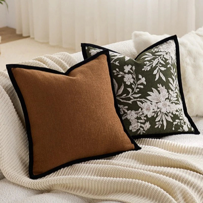 housse coussin carrée motif floral beige marron noir pompons moderne décoration maison