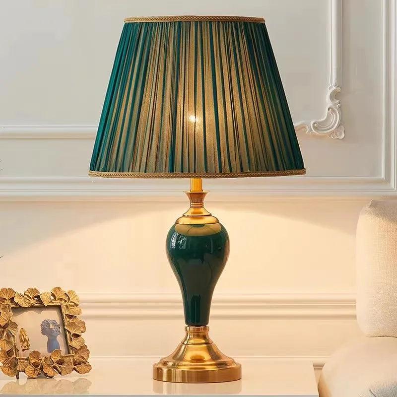 Détail de la base en céramique verte de la lampe de table
