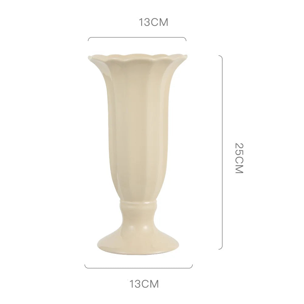 Vase en céramique de couleur beige clair de forme élancée avec une bordure ondulée pour une décoration élégante et raffinée.