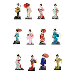 poupée japonaise geisha argile broderie florale motifs géométriques accessoires traditionnels blanc rouge vert bleu