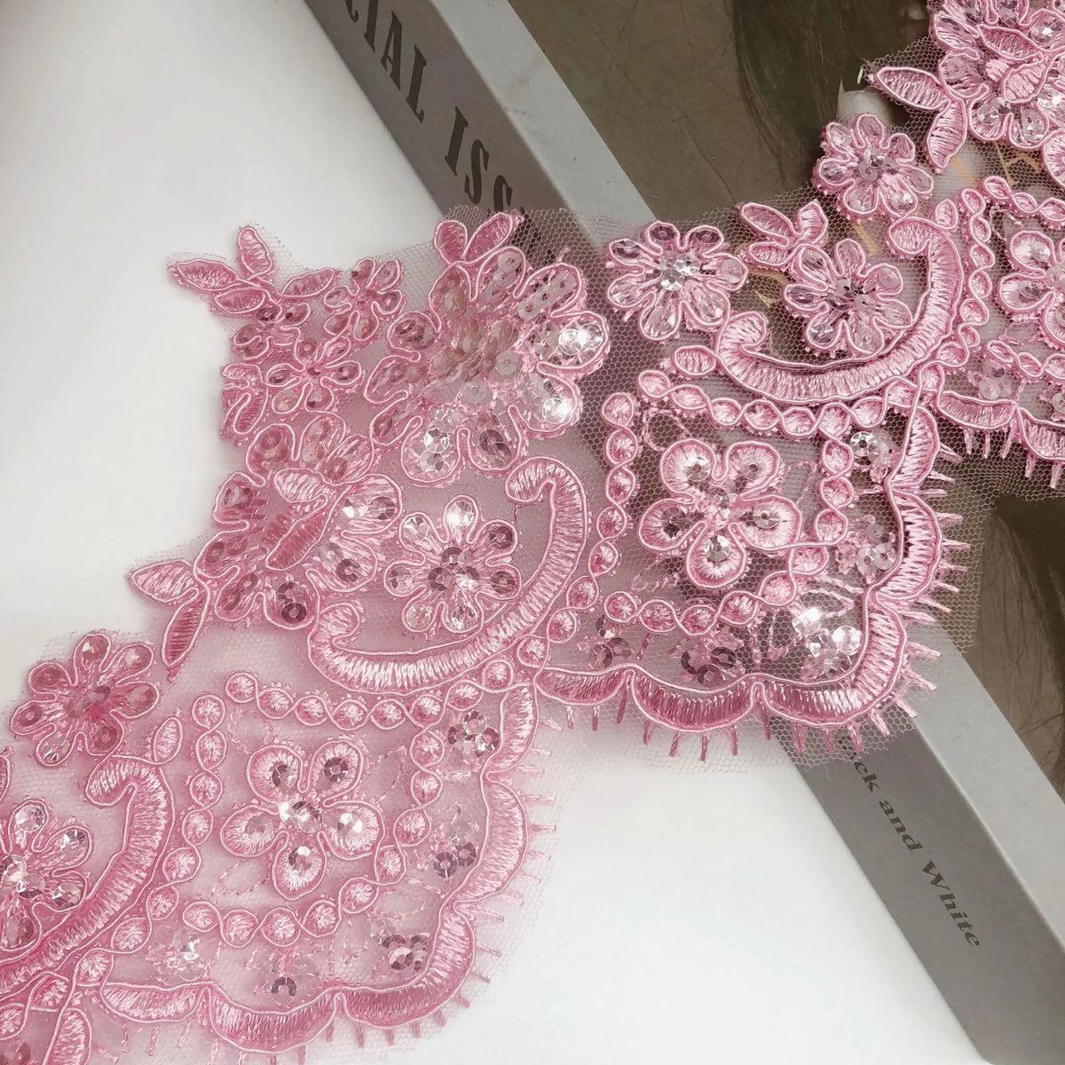 ruban dentelle fleurs sequins rose pâle beige clair bordure dentelée élégant brodé polyester opacité