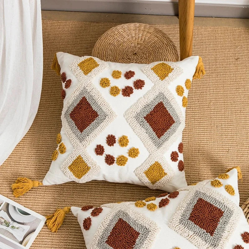 housse coussin carré boho chic motifs géométriques pompons couleur neutres décor maison