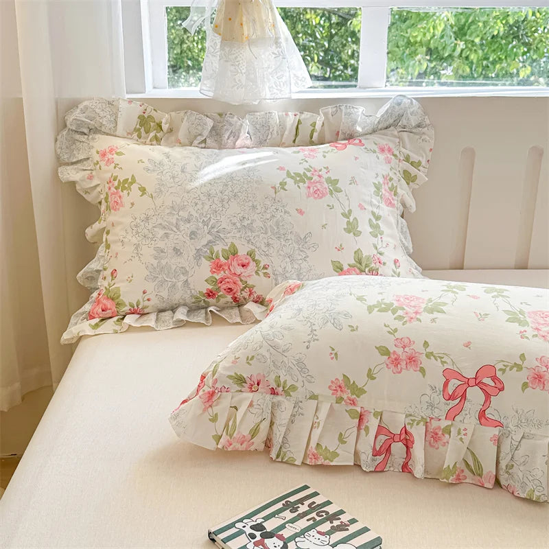 coussin floral vintage coton beige rose vert bleu bordure frisée lit maison