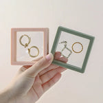 boîtes bijoux suspendues transparentes moderne minimaliste vert rose jaune clairs rangement présentation colliers boucles