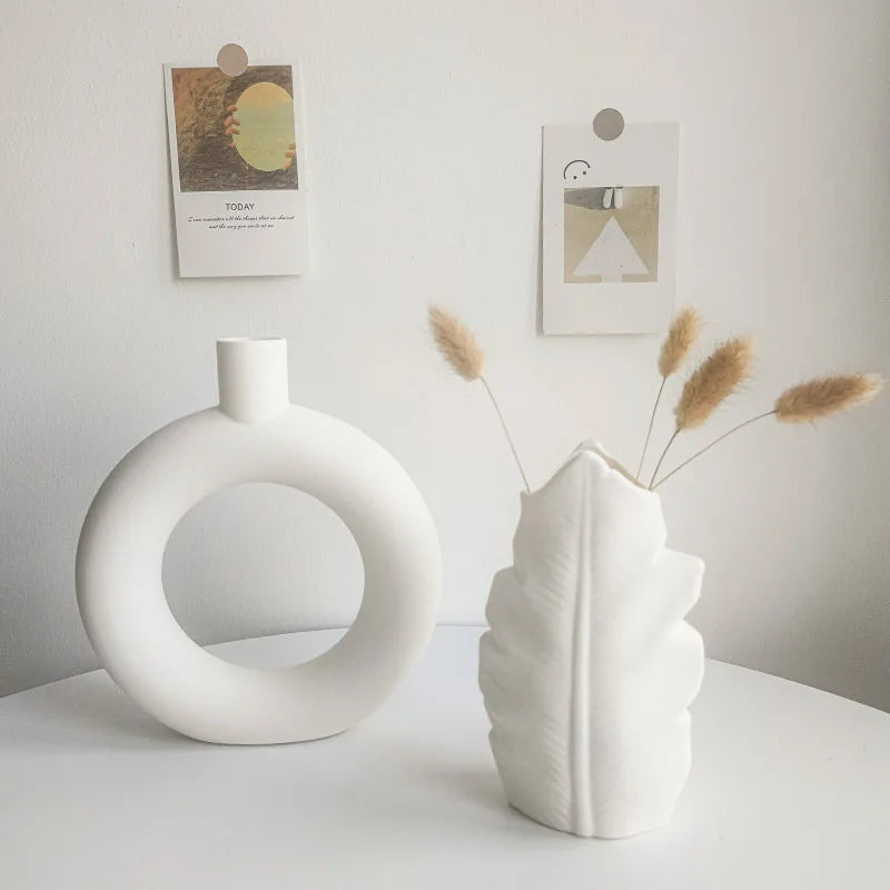 vases modernes blancs texture feuilles décoration intérieure minimalistes tiges fleurs séchées
