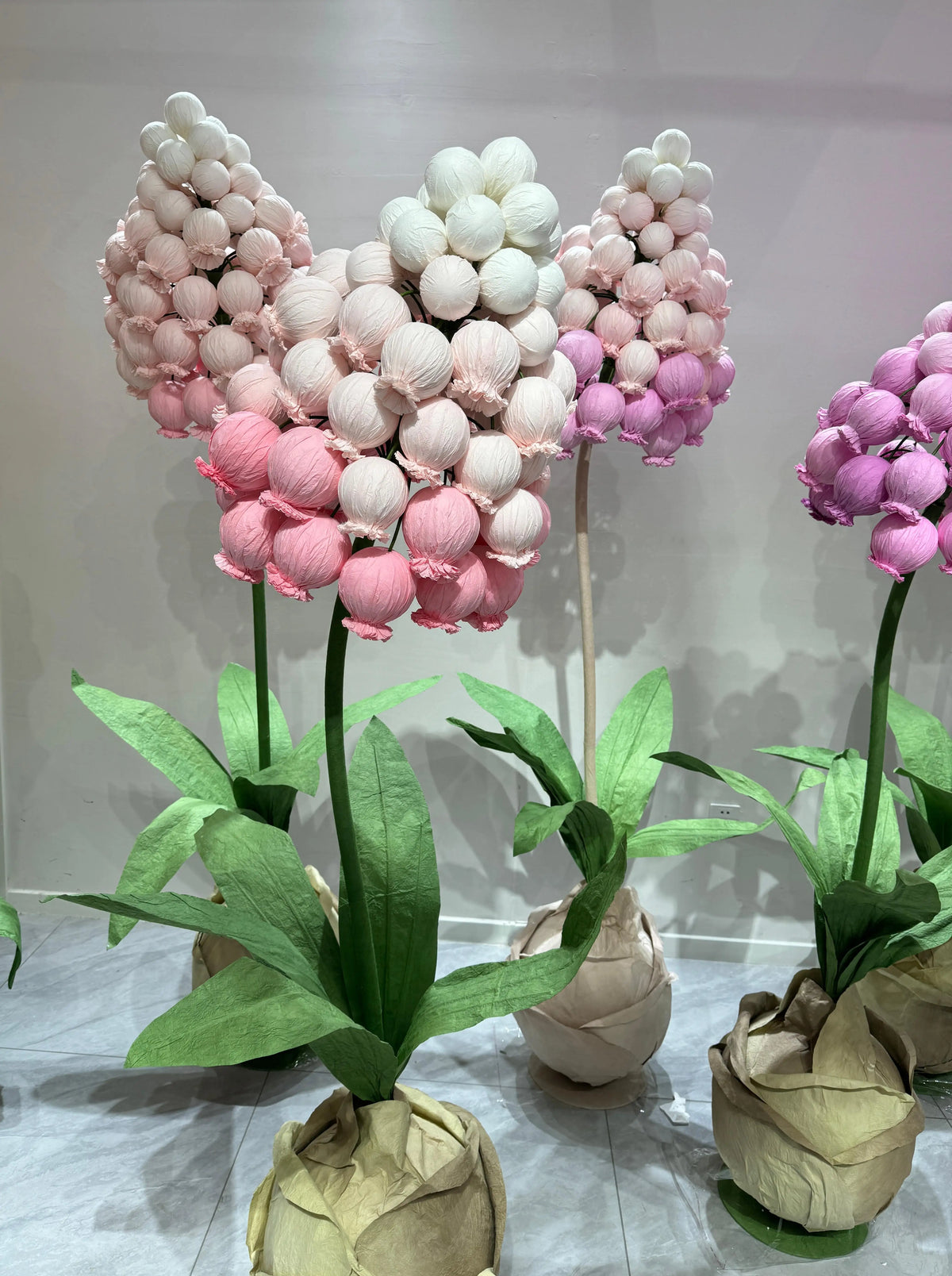 décoration intérieure moderne bouquet fleurs artificielles blanc rose beige