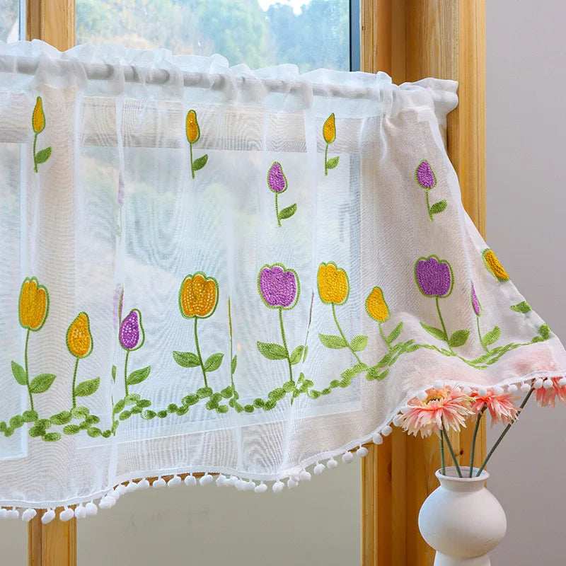 rideau brodé fleurs transparent bohème couleurs vives pompons blancs cuisine fenêtre