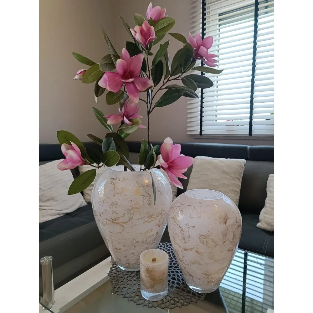 Vase en verre soufflé blanc avec fleurs dans un salon moderne