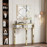 Cette console dorée et miroir ciselé créent un espace élégant et raffiné, mettant en valeur des accessoires décoratifs et la décoration florale.