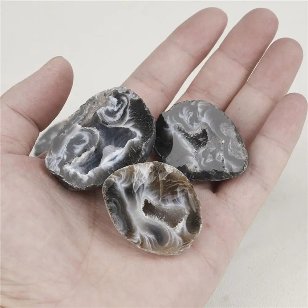 ornements pierre brute naturelle marbrée beige gris noir décoration intérieure moderne sculptée geode agate