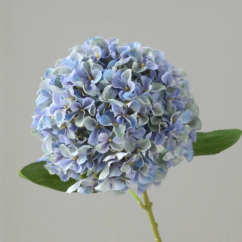 décoration intérieure bouquet fleurs artificielles hortensia bleu violet rose rouge classique salon table