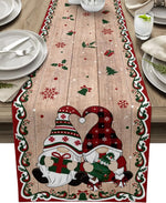 Nappe de table de Noël avec des illustrations de lutins de Noël habillés de manière festive et des motifs de flocons de neige et de guirlandes sur un fond en bois vieilli.