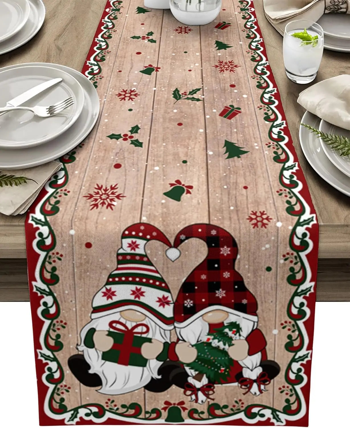 Nappe de table de Noël avec des illustrations de lutins de Noël habillés de manière festive et des motifs de flocons de neige et de guirlandes sur un fond en bois vieilli.