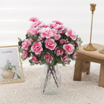 Bouquet de fleurs artificielles dans un vase décoratif