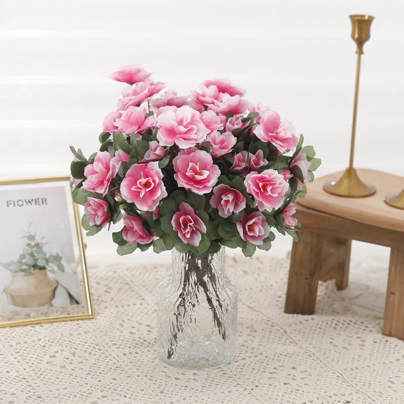 Bouquet de fleurs artificielles dans un vase décoratif