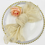 serviettes pliées polyester modernes violet beige bleu clair rouge vert élégantes légèrement ondulées 50x50cm