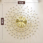horloge murale moderne or sphères métalliques rayonnantes cadran lisse aiguilles noires salon déco